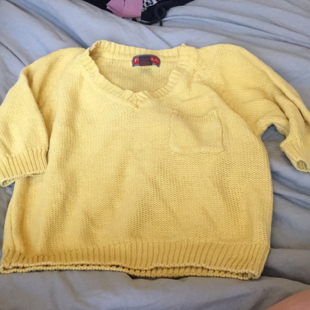 Cute yellow 1/2 sleeve sweater